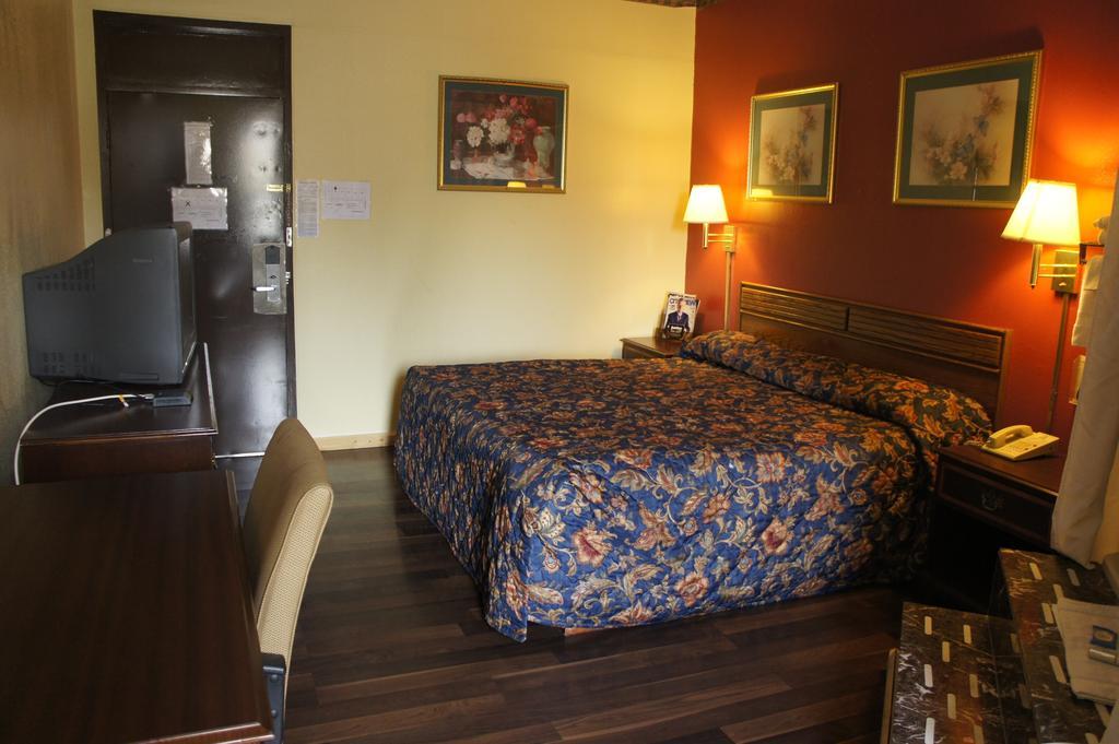 Economy Inn - Knoxville Room photo